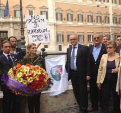 Italicum: i Popolari per l’Italia celebrano i funerali della Democrazia sotto Montecitorio